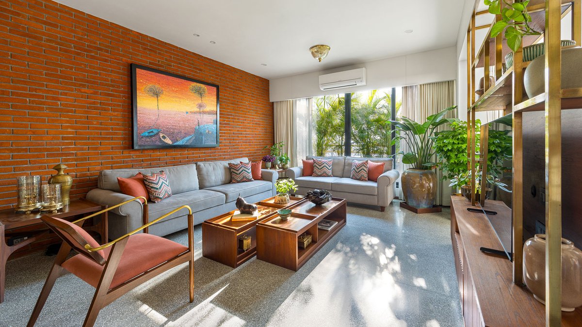 IndiaArtnDesign's tweet image. Bold yet personal, refined yet warm — this #penthouse in Vadodara by #StudioYamini reimagines modern urban living through a palette of brick, #terrazzo #concrete and #Wood . indiaartndesign.com/balancing-craf…