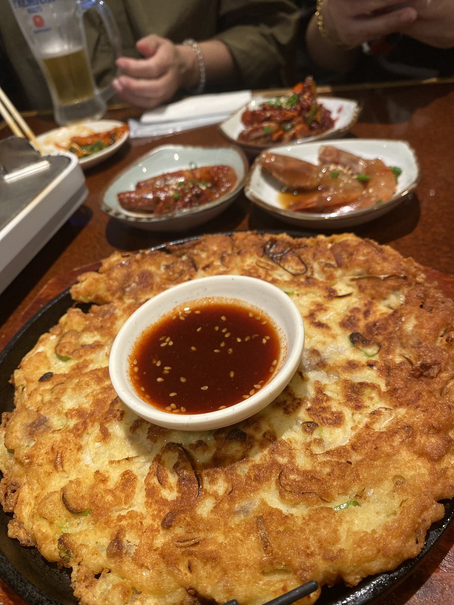 akizakura_new's tweet photo. 昨日は久々のP活で新大久保。
PBOY食堂で出会った酒呑み仲間と乾杯🍻
久しぶりに3人にも会えて、happy💕
コングクスもポッサムも美味しかった〜😋
次は金華園で忘年会♡
#PBOY
#新大久保韓食堂 https://t.co/jDUZSs0QmD