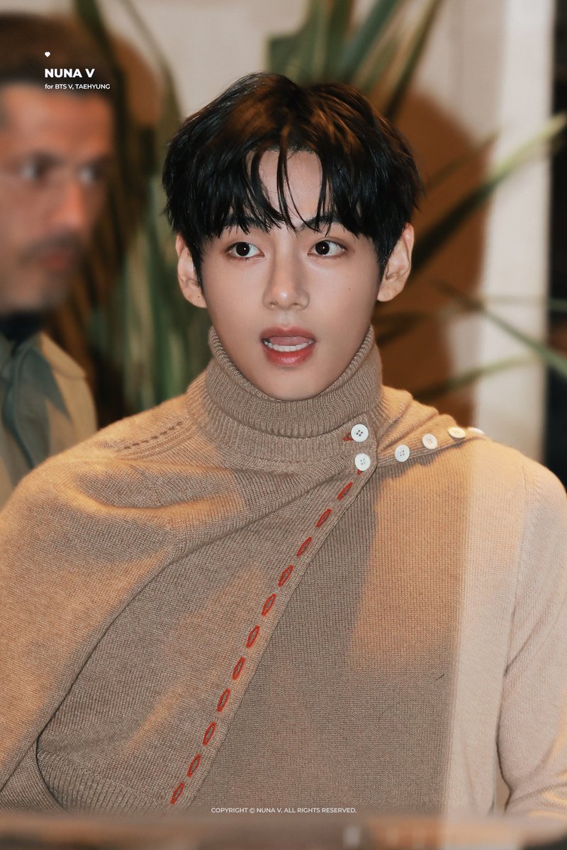 BTSVChartData's tweet photo. Tell us your favorite outfit of taehyung and give us 7,000 retweets with 5,000 replies. 

TAEHYUNG TAEHYUNG
TAEHYUNGXCELINE
V FOR PARIS FASHION WEEK
CELINE AMBASSADOR TAEHYUNG
#VxCelineEte26 @celineofficial https://t.co/Ef4ZEs6298