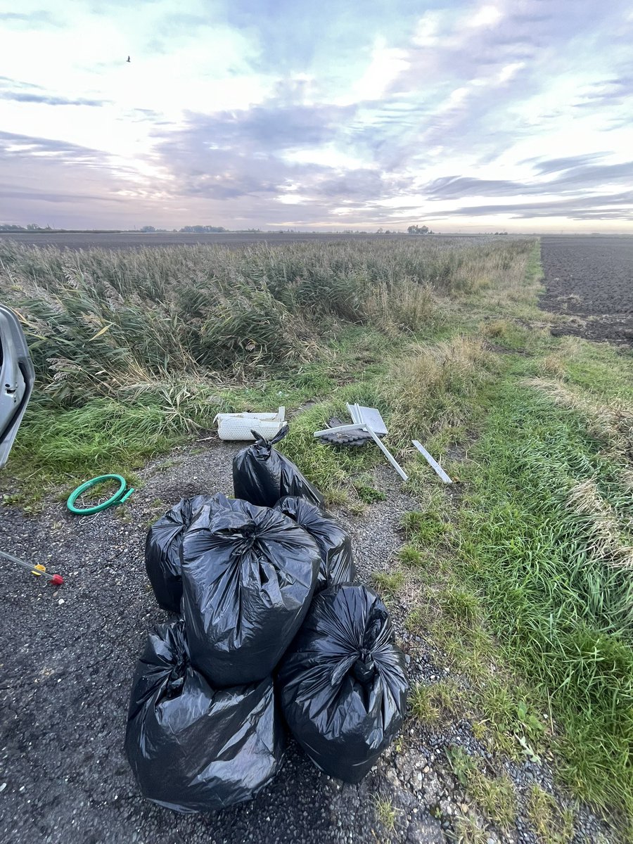 neilsta84's tweet image. Bagged a load of rubbish dumped in the #countryside then found this fly tip on the way home #reported #flytip #cleanupbritain #thewomblesofspaldingcommon