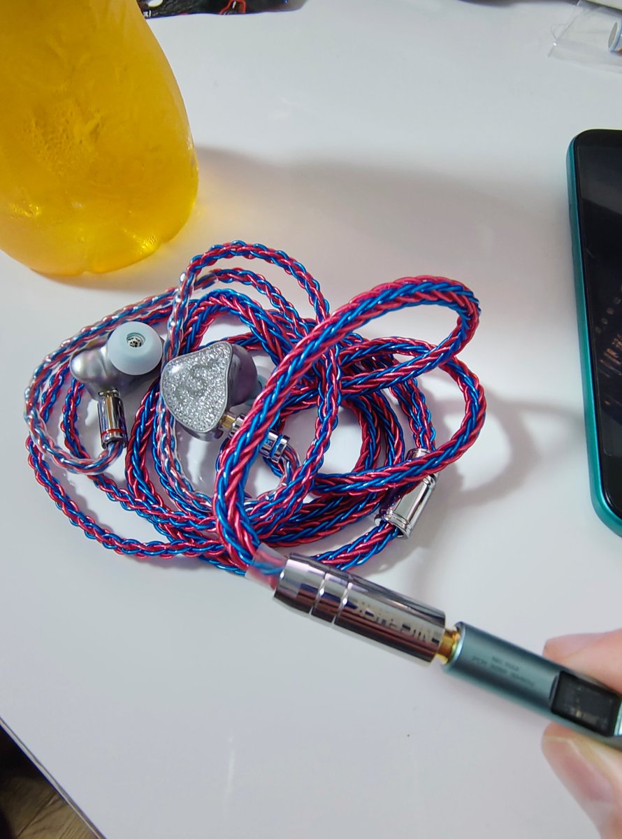 raspiM5stack's tweet image. SweetLifeですが、めっちゃ綺麗です。
赤寄りピンクと青のケーブルが透明になってます。
 #NICEHCK
 #イヤホンケーブル