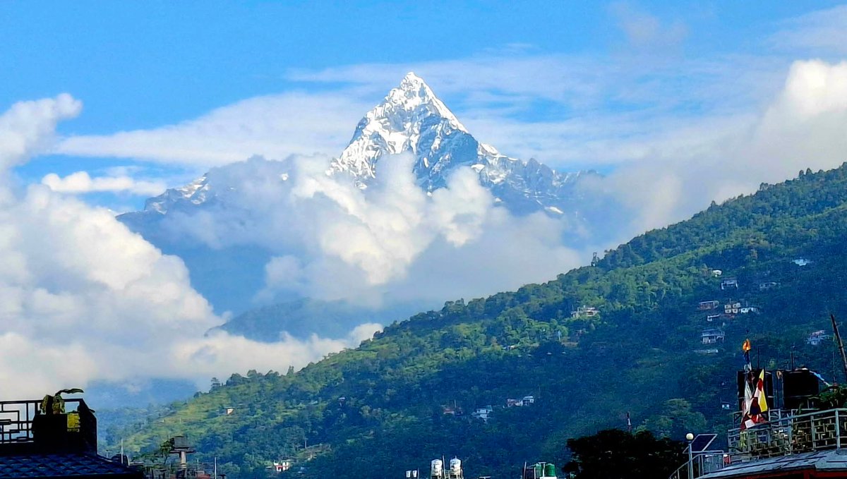 पाेखरा अनि माछापुच्छ्रे ।