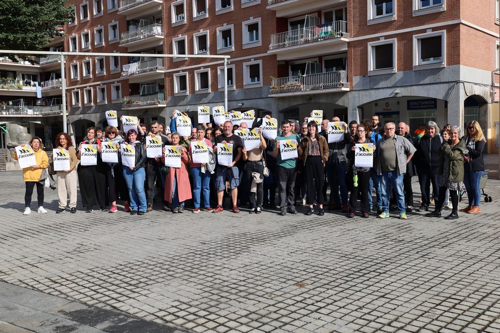 Iazko #Korrika Irun eta Hendaia arteko Santiago zubitik iragan zen unean  36 etorkin Hego eta Ipar Euskal Herriaren arteko muga iragaten  laguntzeagatik zazpi lagun epaituko dituzte bihar. 

Gure babesa osoa haientzat Bilbotik! Zuekin gaude!

#HarreraHerriHarro 
#JAccuse