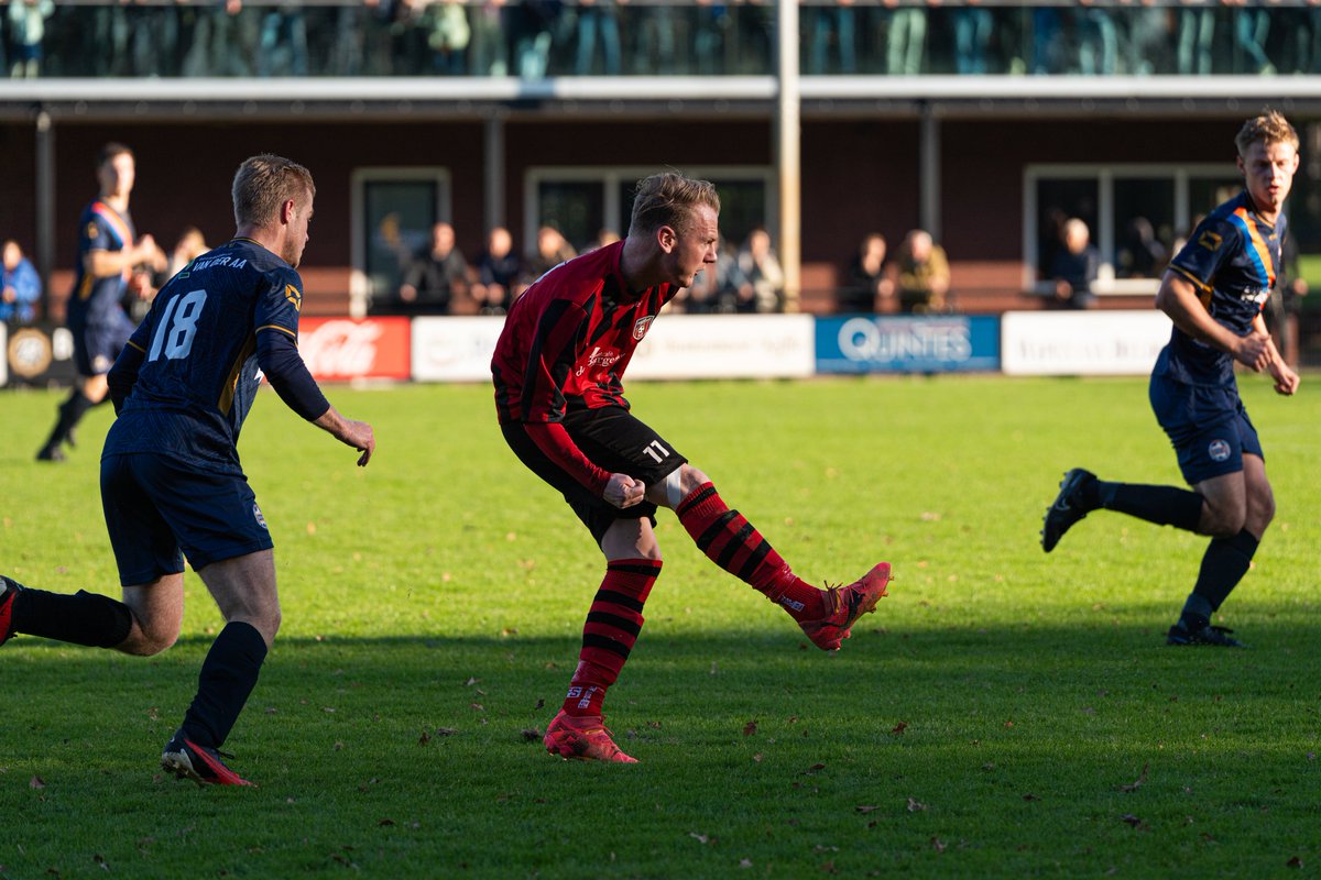 Door doelpunten van Thomas de Graaf (foto), Floris Bellert en Ivo Workel werd afgelopen zaterdagavond met 3-1 gewonnen van <a href="/vvhoevevooruit1/">VV Hoeve Vooruit 1</a> Deze stand was al in de rust bereikt. Hierdoor komt het puntentotaal op 9 uit 3 gespeelde wedstrijden.