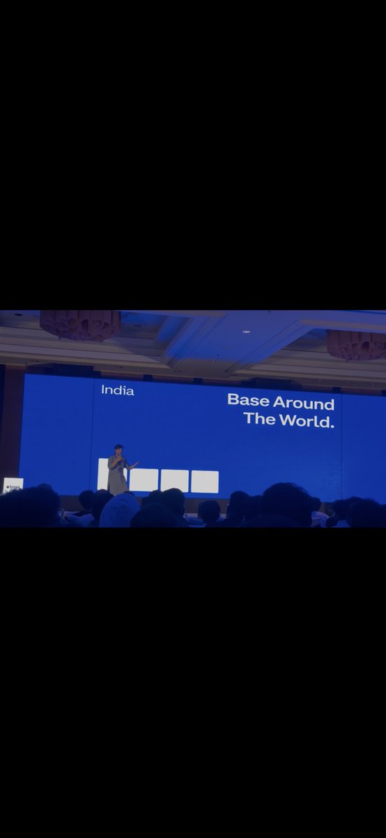 Base 活动的与会者与演讲者在讨论