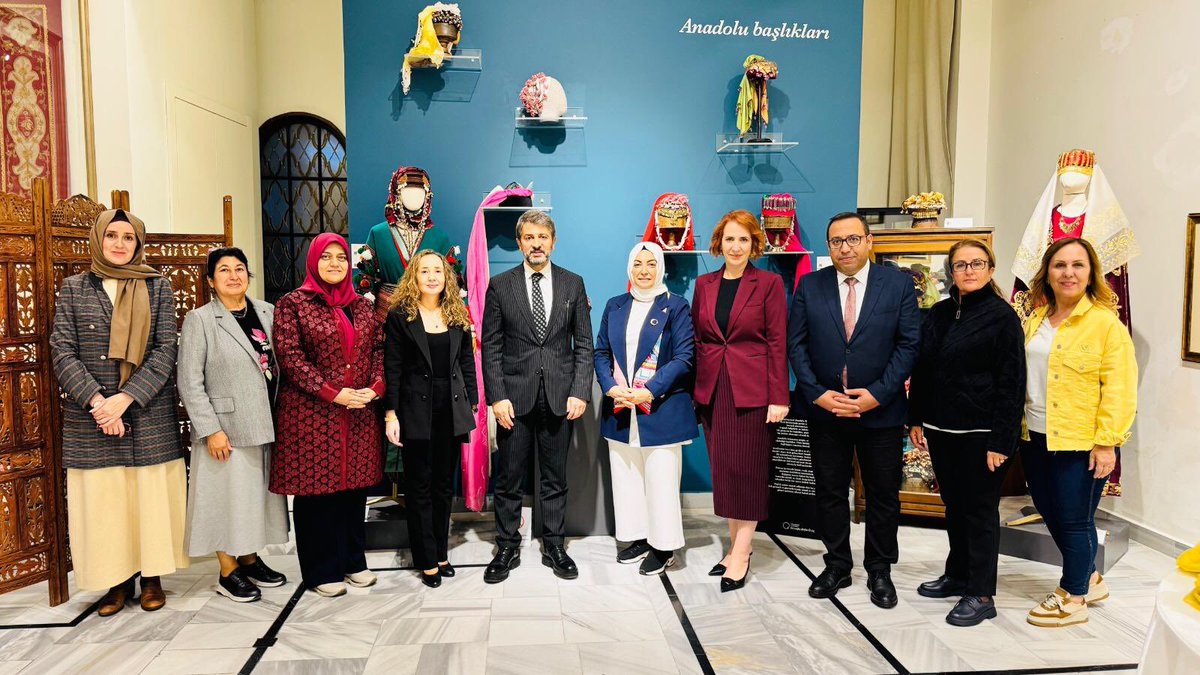 mebhbogm's tweet photo. Bakan Yardımcımız Sayın Celile Eren Ökten ve Genel Müdürümüz Sayın Cengiz Mete, olgunlaşma enstitümüzün Türkiye Kültür Yolu Festivali kapsamında hazırlamış olduğu “Başımda Anadolu- Geleneksel Kadın Başlıkları” sergisini ziyaret ettiler.

🗓️ 3 Ekim 2025
📍 BOHÇA Mağazası/İstanbul

#HayatBoyuYanınızdayız

@tcmeb
@Yusuf__Tekin
@CelileErenOKTEN
@cengizmete