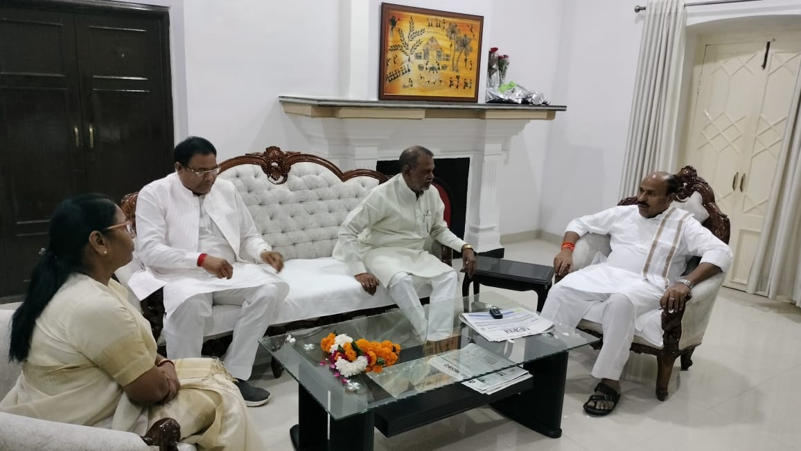 Drvirendrakum13's tweet image. आज प्रातः सर्किट हाउस में पहुंचने पर मध्य प्रदेश के सामाजिक कल्याण और दिव्यांग सशक्तिकरण विभाग के मंत्री श्री नारायण सिंह कुशवाहा जी से भेंट हुई। इस अवसर पर राज्यसभा सांसद श्रीमती सुमित्रा वाल्मीकि जी से भी मुलाकात की। दोनों विभूतियों से वंचित समुदायों को सामाजिक न्याय सुलभ…