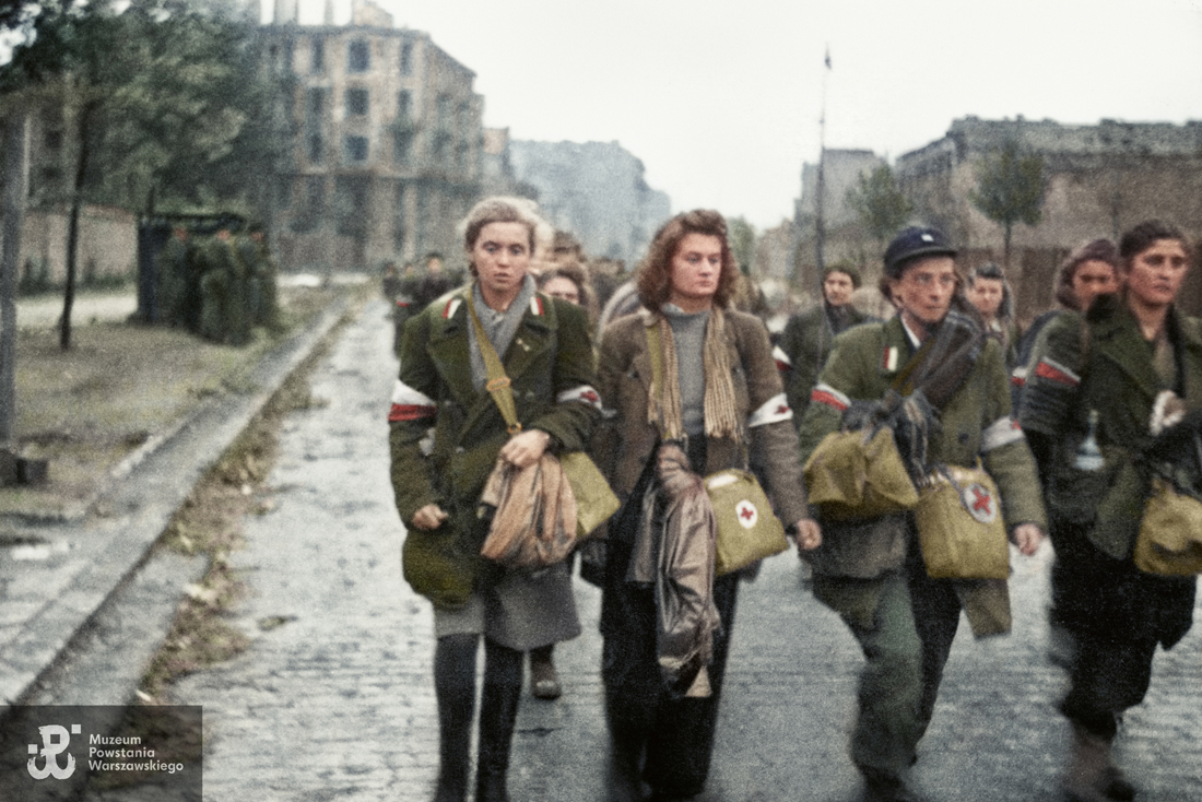 Shattered by the defeat but their white and red armbands vividly remind that the dream of FREE POLAND will be kept in their hearts 🇵🇱💔

After the end of the #WarsawRising1944, the 🇵🇱insurgents were sent to German POW camps.