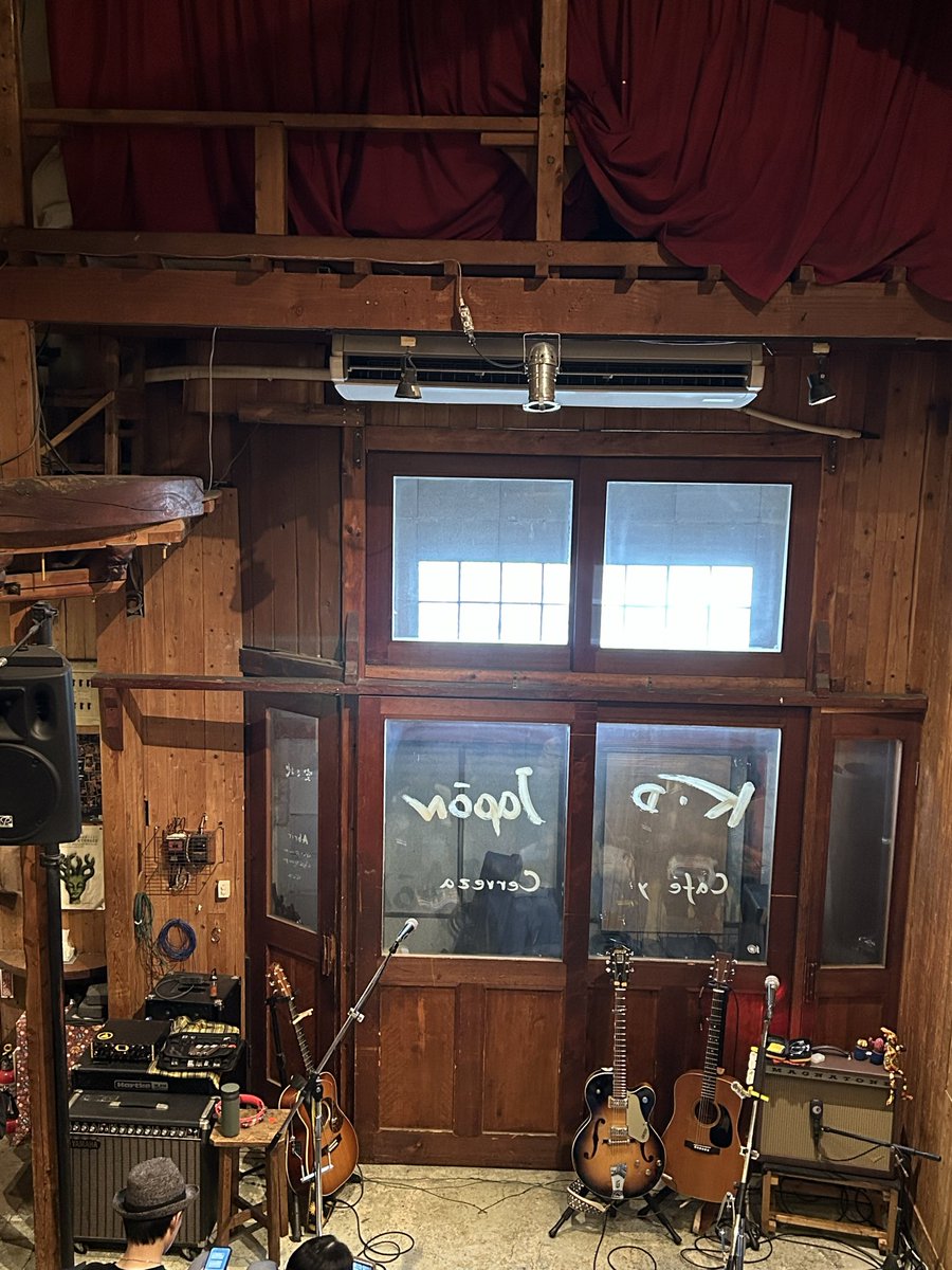 ２日目。名古屋KDハポン。ここはいつきてもいい。会場の雰囲気がとにかく最高。今回のツアーセットリストも変えてるから、毎回いっても飽きない。スミレの唄は最高だった。色褪せない名曲と、新曲。どれも素晴らしかった。ほんわかとした会場の雰囲気とニコルズの楽曲が幸せな空気を作っていた。 #dw25