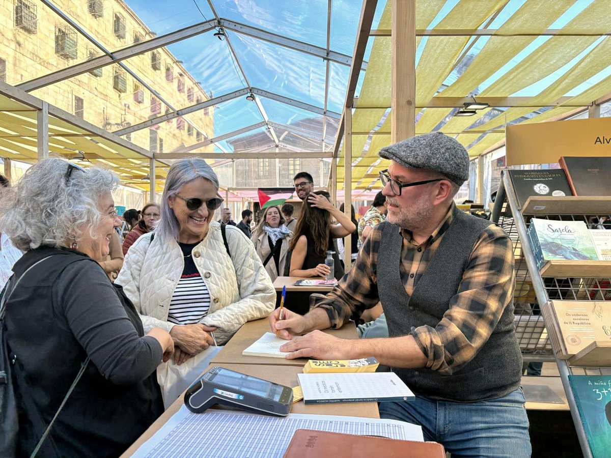 Moitas grazas a toda a xente que na tarde de onte tivo a ben achegarse pola <a href="/SELIC_Festival/">SELIC 📖</a> para escoitar as lecturas (na voz de persoas moi aprezadas por min) de "os médicos tamén enferman".
Todo o que acontece ao redor deste libro é unha regalía.
Tede un bo luns! 📕🩵