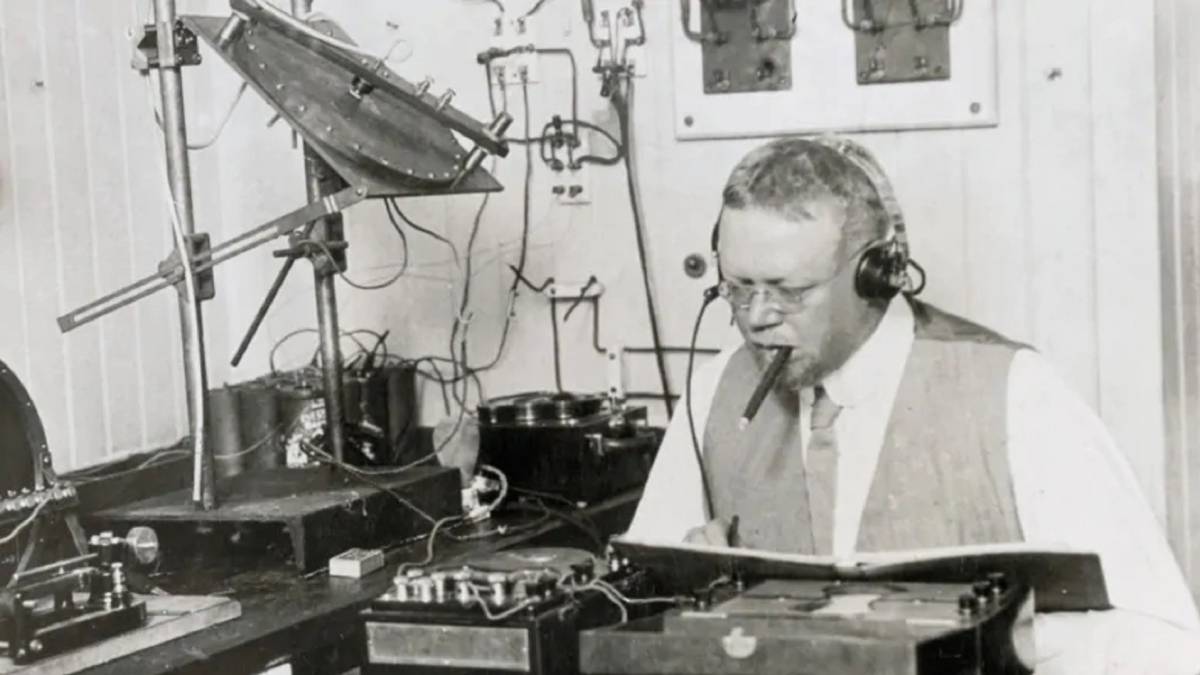 #TalDíaComoHoy de 1866 nació Reginald Aubrey Fessenden, el pionero que hizo posible escuchar la radio:
📍 1900: primera transmisión de voz por radio
📍 1906: primer mensaje transatlántico bidireccional
📍 1906: primera emisión musical de la historia
🔗forohistorico.coit.es/index.php/pers…