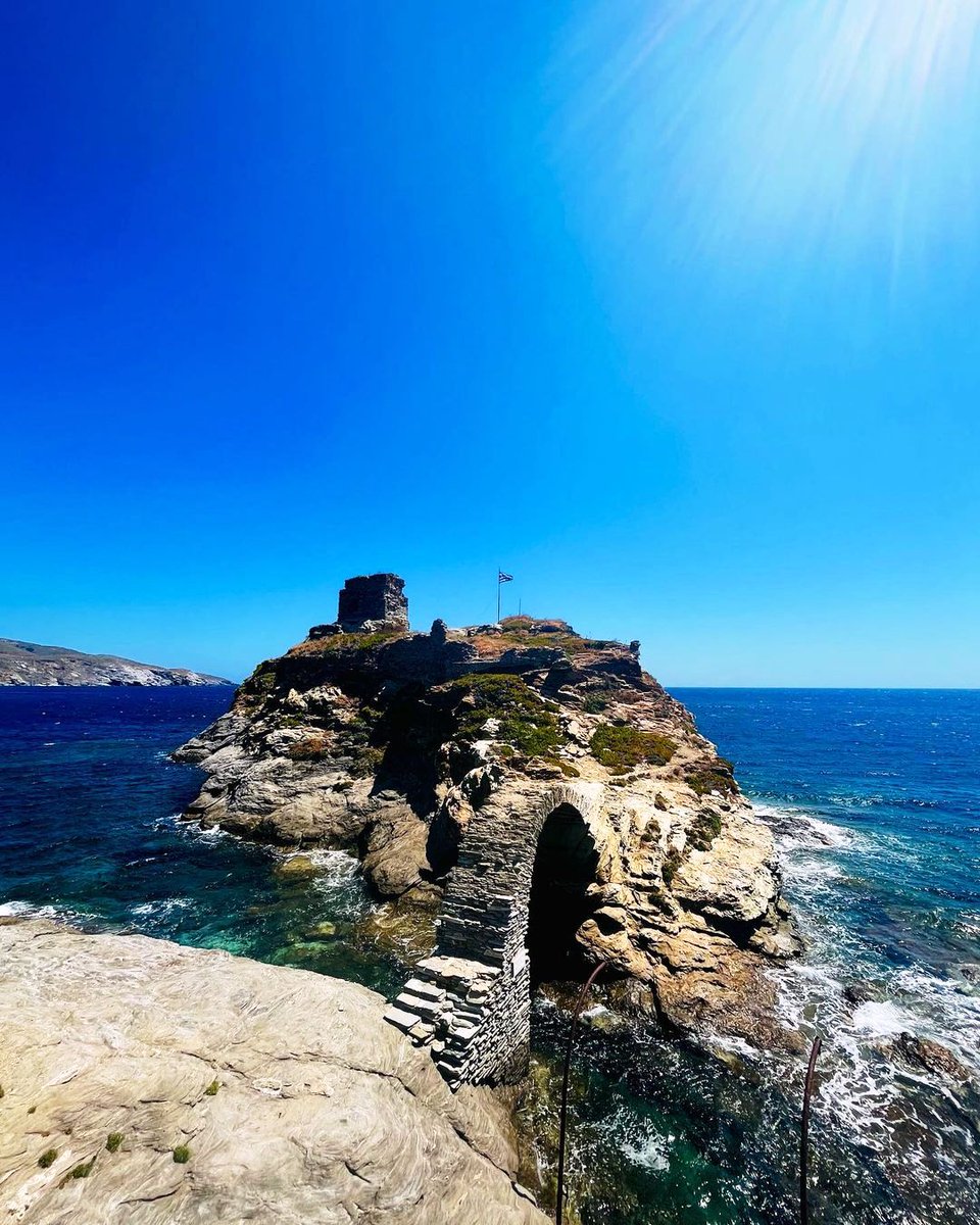 Visit_Andros's tweet image. Discover the Magic of Andros!

Tucked away in the heart of the Aegean, this breathtaking stone bridge leads you to one of #Andros’ most iconic landmarks—a rocky islet crowned with a historic ruin and a proud flag waving in the breeze. 

#Repost @samantha2travels
