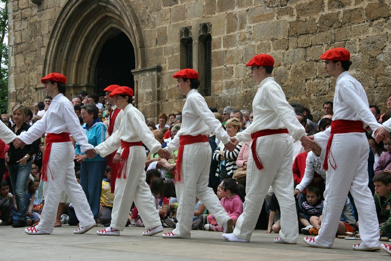 Nora joan dira mutilak?
📷 📝dantzan.eus/kidea/kattalin…

Emakumeak plazak hartzen hasi direnean herri askotan mutilak desagertzen hasi dira. 10-15 urteren buruan gizonek bakarrik dantzatzen zituzten dantzak ia emakumeek soilik osatutako dantzari taldearen esku gelditu dira.
