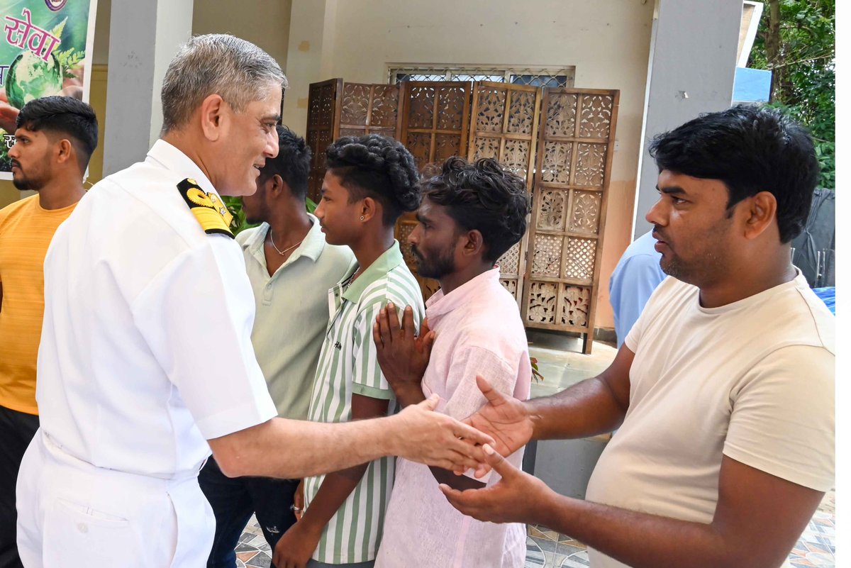 IN_GNA's tweet photo. On the occassion of Swachh Bharat Diwas on 02 Oct 25, Units under #HQGNA honoured civilian sanitary staff for their tireless commitment in ensuring cleanliness and hygiene across naval stations. 
#IndianNavy
#GoaNavalArea
#Hansa
#NAYGoa
#MOGoa
#SHS2025
#SwachhataHiSeva2025
#Swachhotsav
@SwachhBharatgov
@Swachhbharat
@MOHUA_india
@MoJSDDWS
@IN_WNC 
@indiannavy 
@IndiannavyMedia 
@DefPROMumbai 
@PIB_Panaji