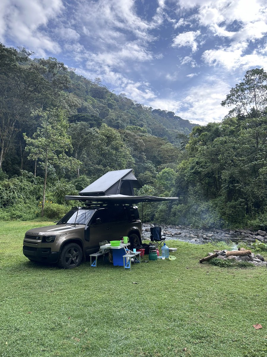 25Drve's tweet image. Dan said he left the house packed and not planning to sleep home…(it was flooding anyway😂). I said sawa, i have work but we’ll go find somewhere anyway.  
So we found a spot at Gura River. 
.
#cars #overland #defender #kenya