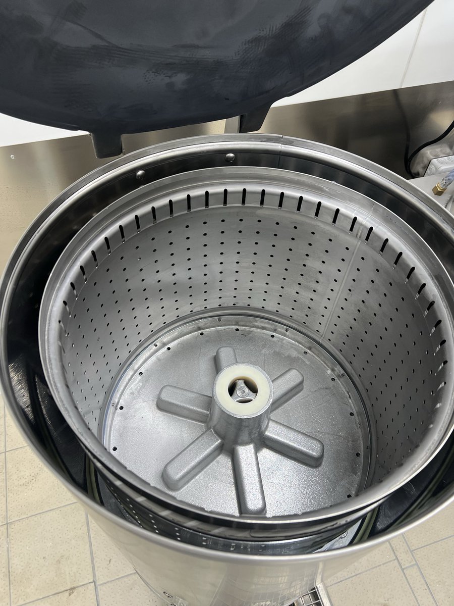 Ça va couper, trancher, éplucher ! La légumerie de la cuisine centrale sera opérationnelle en novembre ! Un nouvel équipement qui va nous permettre de travailler encore plus de légumes et fruits frais #paris9 🥦🥕🍆