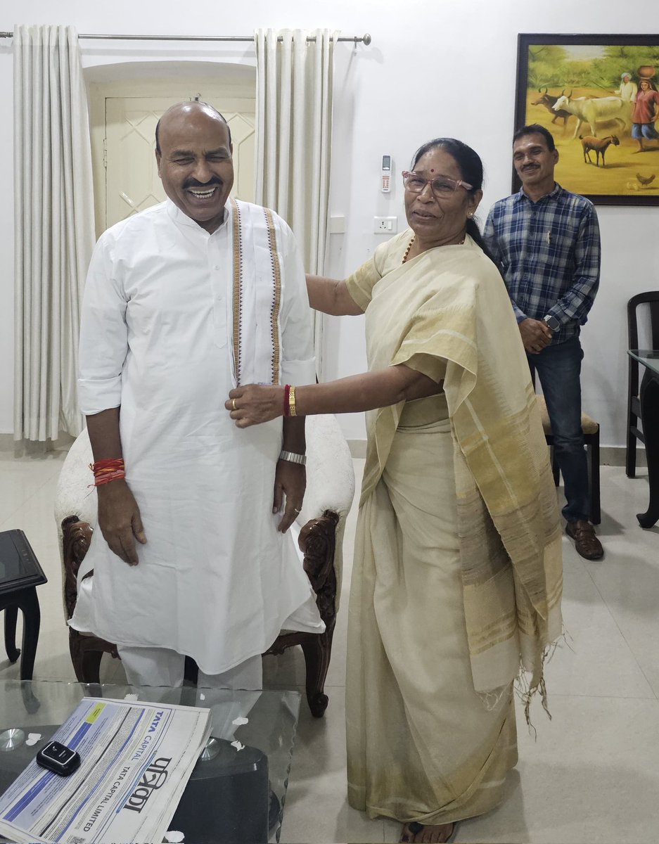 SumitraBJPMP's tweet image. केंद्रीय सामाजिक न्याय एवं अधिकारिता मंत्री एवं मध्यप्रदेश के टीकमगढ़ से सांसद डॉ. वीरेंद्र कुमार जी का जबलपुर पहुंचने पर सर्किट हाउस में आत्मीय स्वागत किया।

@Drvirendrakum13