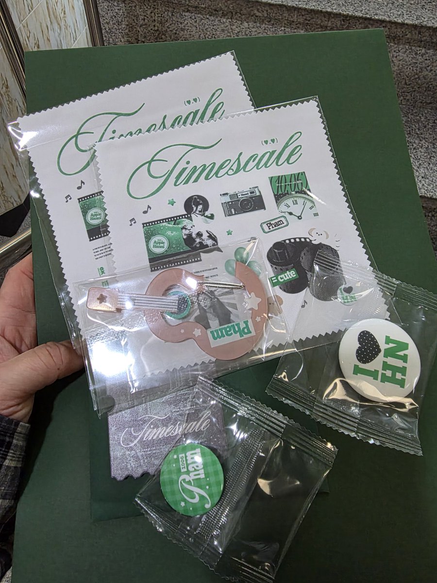 solitarynyang's tweet image. 오늘의 마지막 일정 TIMESCALE
기본특전(선예약) 너무 좋구요...
럭드는... 네 뭐 나쁘지 🙅‍♀️ 
기타 카라비너 매우 맘에 듬.
#TIMESCALE
#팜하니 #팜팜 #하니
#Hanni #PhamHanni