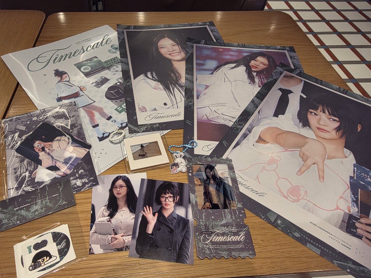 solitarynyang's tweet image. 오늘의 마지막 일정 TIMESCALE
기본특전(선예약) 너무 좋구요...
럭드는... 네 뭐 나쁘지 🙅‍♀️ 
기타 카라비너 매우 맘에 듬.
#TIMESCALE
#팜하니 #팜팜 #하니
#Hanni #PhamHanni