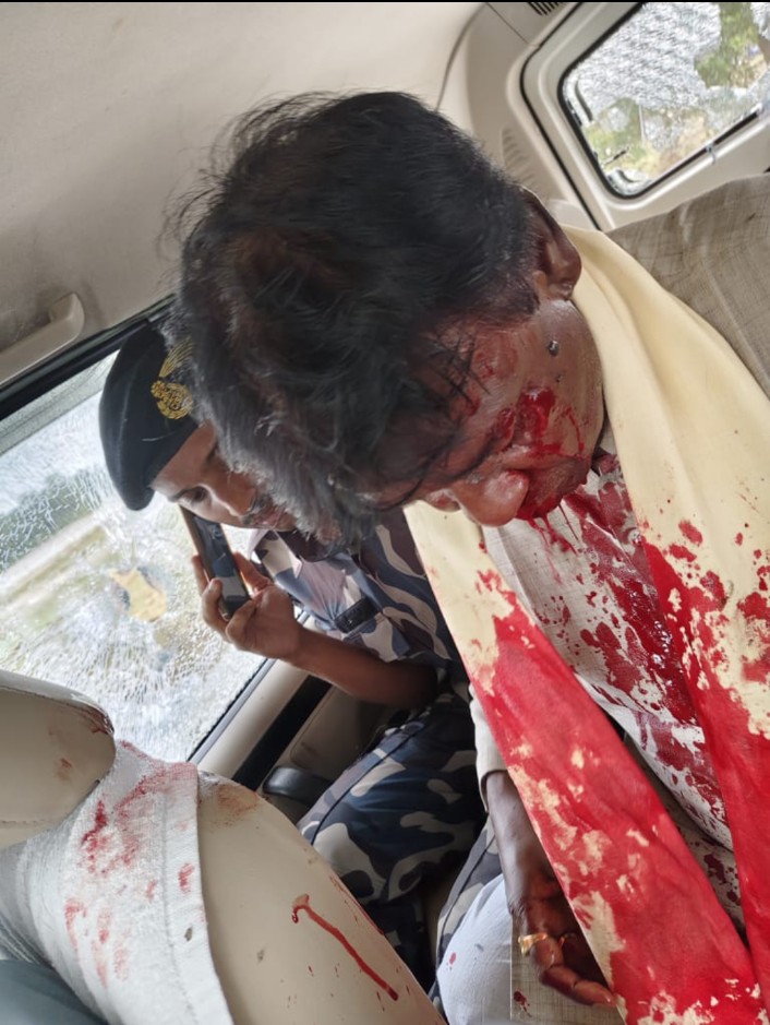 SuvenduWB's tweet image. Mamata Banerjee is on full Panic Mode.
She has realized it (quite late) that the People of West Bengal have despised her inhuman act of 'Dancing at Carnival with Celebrities' when North Bengal was reeling under floods and landslides, with many People losing their lives and…