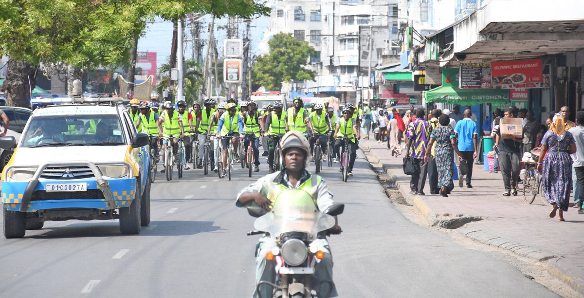 KRACorporate's tweet image. Cyclists wako  rada, saa hii tunaelekea KESRA! 🚴🏽

Mombasa people, tukipita karibu na nyinyi… wave at us, cheer, ama hoot kidogo kutupatia morale! 🔥

#KRAat30 #CSWeek2025 #MissionPossible