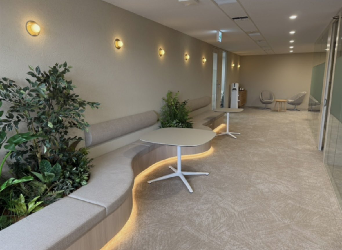 TECHVAN_tokai's tweet image. お知らせです📢
テクバン東海支社は、9月8日より新オフィスへ移転しました！
(📍アクトタワー17階 → 14階へ)
入り口にはドリンクコーナーや緑のある癒し空間あり🌿
また、打ち合わせや休憩に使えるリフレッシュスペース等も設置しています😊　　　#しずおカンパニー #IT #企業相互フォロー