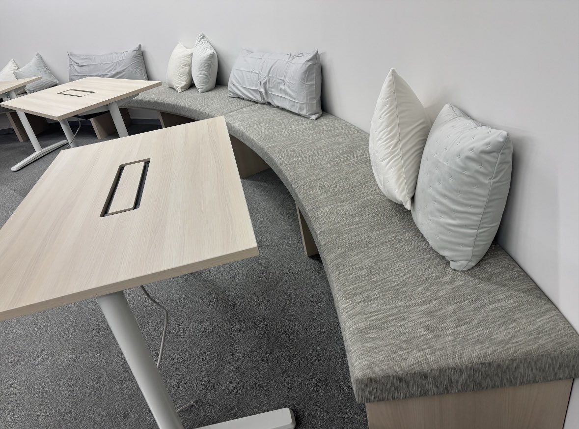 TECHVAN_tokai's tweet image. お知らせです📢
テクバン東海支社は、9月8日より新オフィスへ移転しました！
(📍アクトタワー17階 → 14階へ)
入り口にはドリンクコーナーや緑のある癒し空間あり🌿
また、打ち合わせや休憩に使えるリフレッシュスペース等も設置しています😊　　　#しずおカンパニー #IT #企業相互フォロー