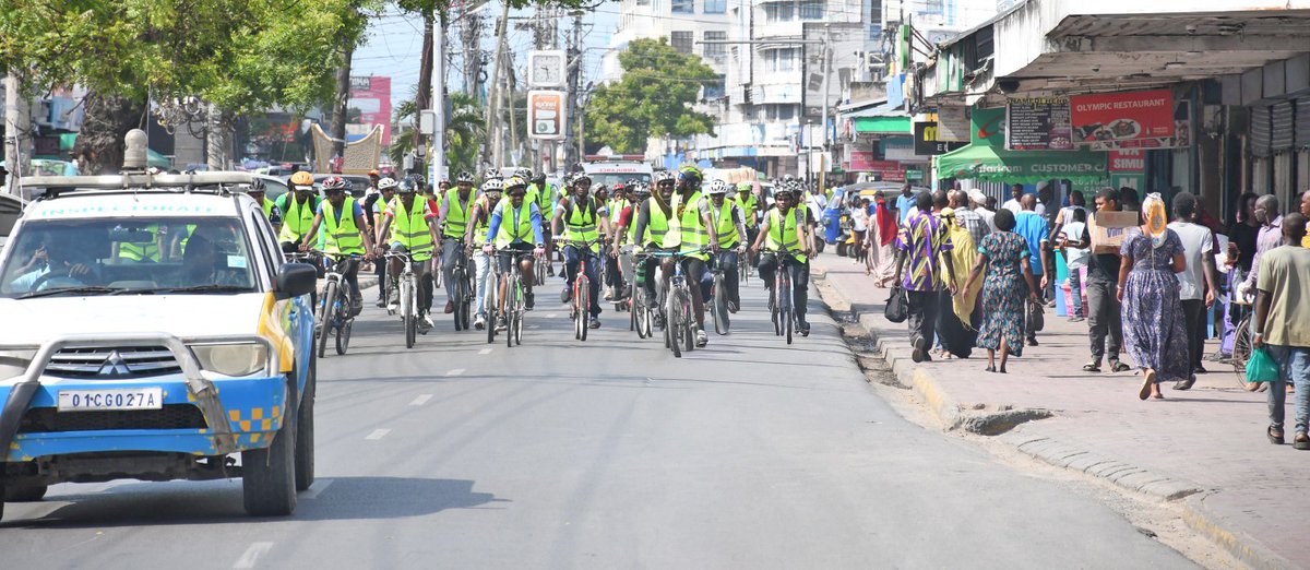 KRACorporate's tweet image. Cyclists wako  rada, saa hii tunaelekea KESRA! 🚴🏽

Mombasa people, tukipita karibu na nyinyi… wave at us, cheer, ama hoot kidogo kutupatia morale! 🔥

#KRAat30 #CSWeek2025 #MissionPossible