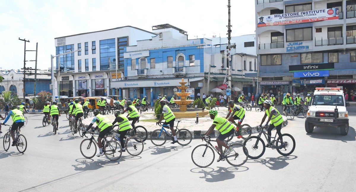 KRACorporate's tweet image. Cyclists wako  rada, saa hii tunaelekea KESRA! 🚴🏽

Mombasa people, tukipita karibu na nyinyi… wave at us, cheer, ama hoot kidogo kutupatia morale! 🔥

#KRAat30 #CSWeek2025 #MissionPossible