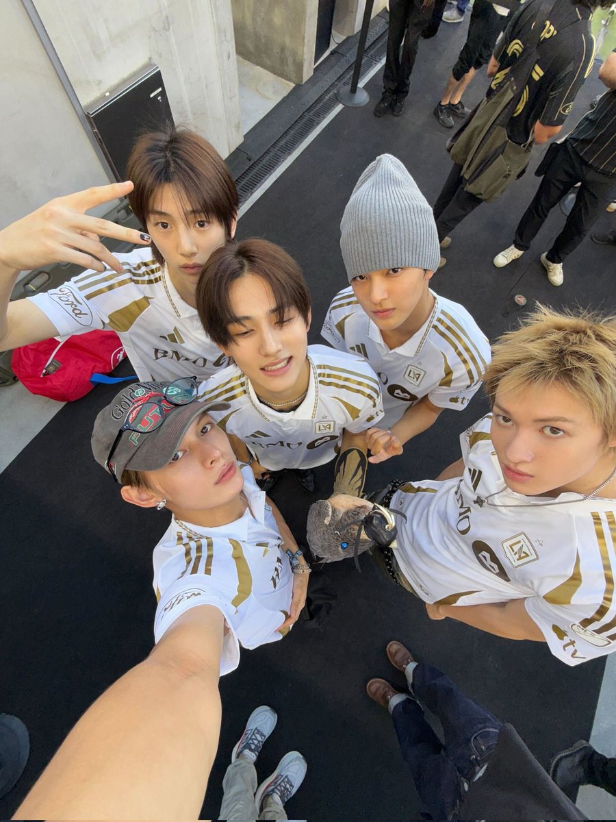 [251006] #JAMES Weverse Posts📸

everyone, itʼs been a while😽
youʼre doing well, right?

i came to see son heung-min today 😝 😝
LAFC letʼs go!!!!!!
⚽⚽⚽ 🦅 🦅 🦅

#CORTIS #코르티스