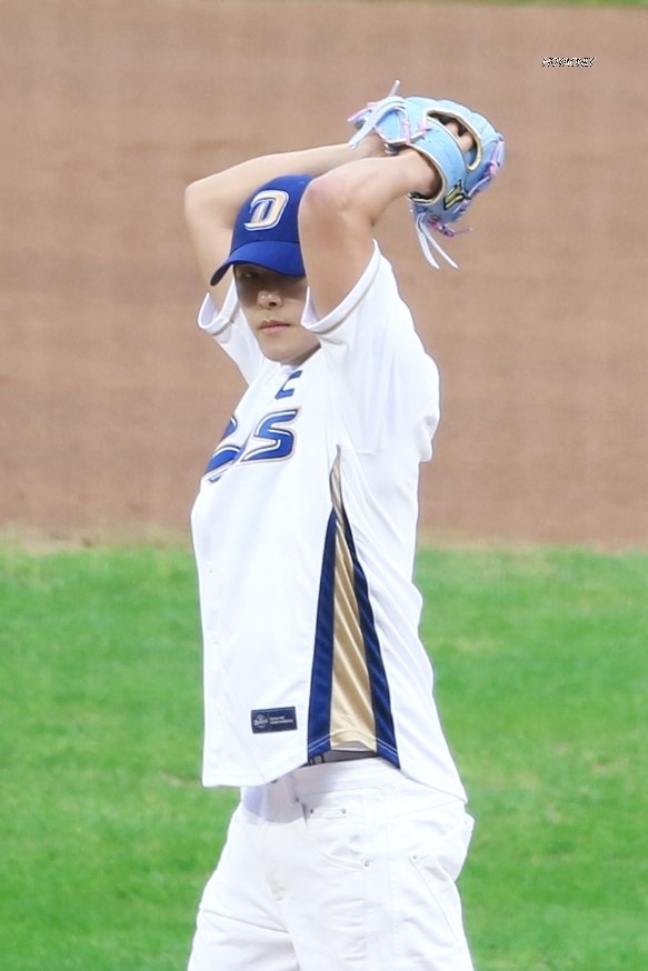 251004 창원NC파크 시구 이호원
화질이 다 너무 아쉽지만
야구장 맨뒤 간식 파는데서 
이렇게라도 건진거 다행이라고 생각해 
정면을 위한 최선이었다

#호야 #HOWON #이호원 #hoya #leehowon #nc다이노스