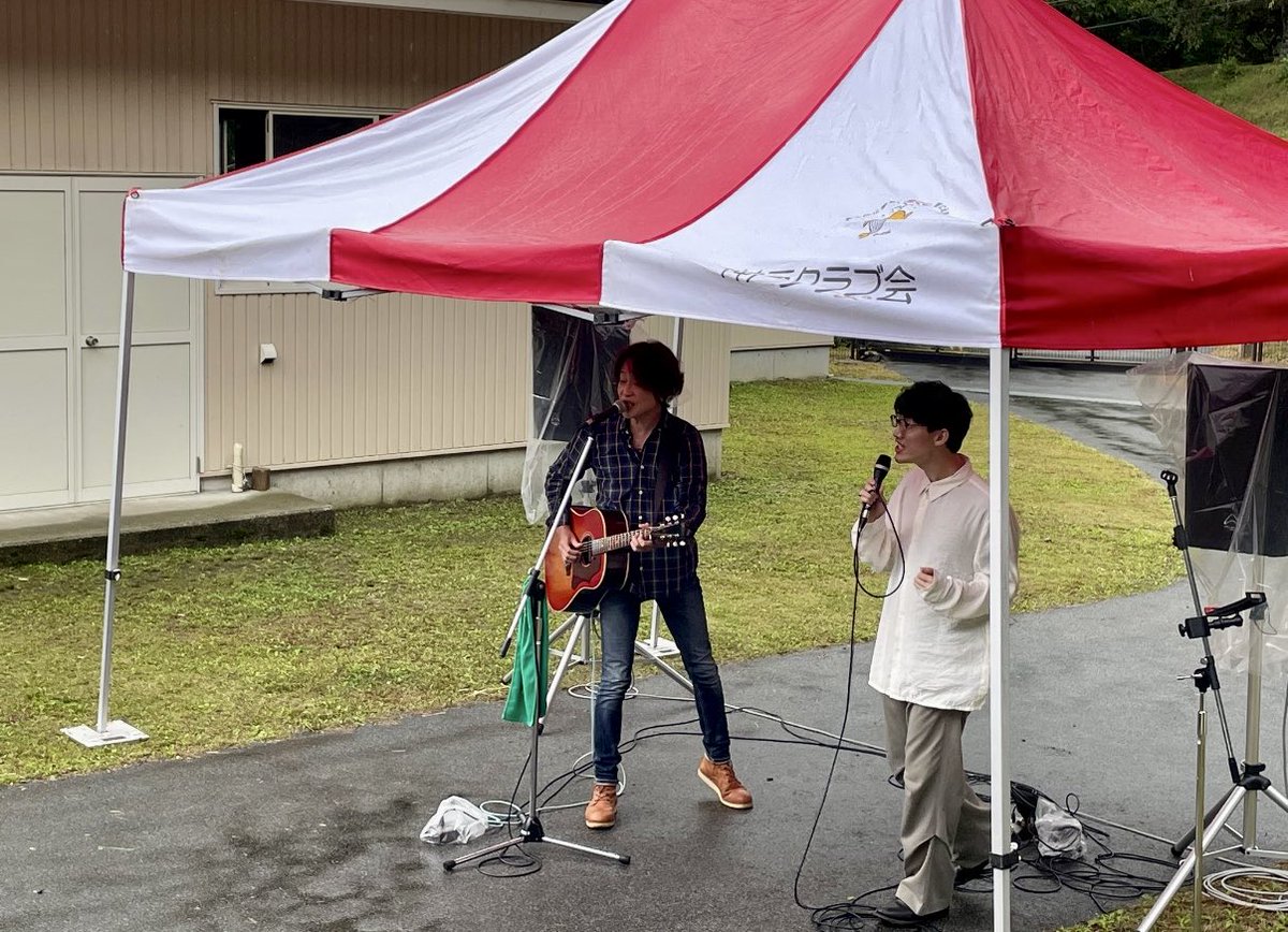 chiwataofficial's tweet photo. 長野県南木曽にあるヤギ牧場「マウカラニゴートファーム」でのライブイベント

小雨の中での開催でしたが 沢山の方にお集まりいただき 無事に終えることが出来ました

何より嬉しかったのは
あいにくのお天気にもかかわらず
皆さんの手拍子や拍手が温かくて
とてもいい笑顔で楽しんでいただけたこと

会場も優しい空気に包まれていました

足を運んでくれた皆さん
共演の岡島大くん
音響のサトウさん
大くんスタッフのモモカちゃん
牧場オーナーの三輪さん＆お仲間の皆さん
本当に有り難うございました😊

残念ながら牧場は12月に閉じてしまうとのことですが
あの場所を介して生まれた「ご縁」はきっと今後も繋がっていくでしょうし
そこからまた新しい何かが産まれて行くのだろうと願っています

3年前に続き今回もライブに呼んでいただき ありがとうございました！