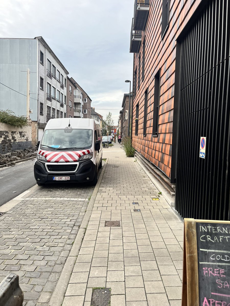 BonvivantHip's tweet photo. Beste bezoekers aan DeApotheek Gentbrugge. Opgepast van de vele elektrische bakfietsen op de stoep in de Louis Vanhouttestraat. Mochten jullie hier geraken en de winkel verlaten. @Stadgent en @GentseFlikken vinden dit allemaal ok. Levensgevaarlijk! https://t.co/qIlzWlAFnj