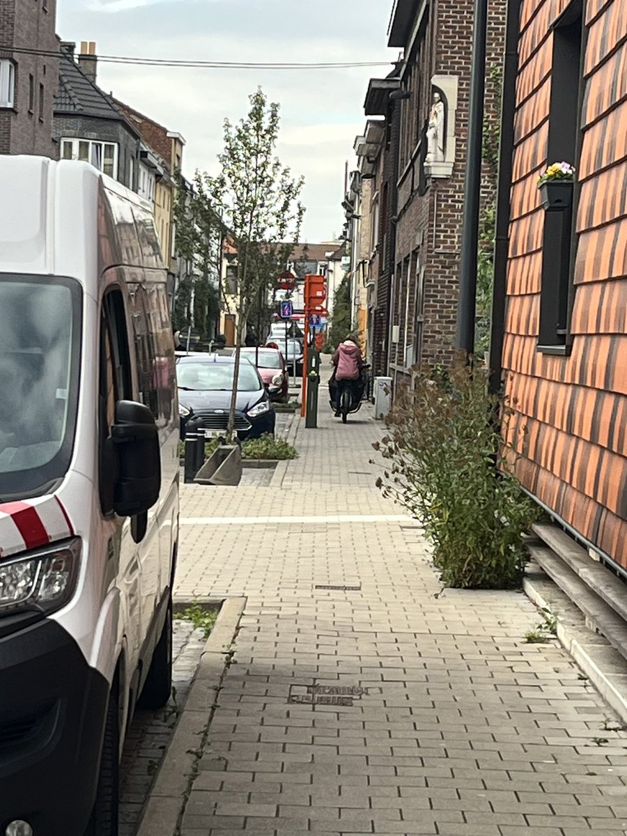 BonvivantHip's tweet photo. Beste bezoekers aan DeApotheek Gentbrugge. Opgepast van de vele elektrische bakfietsen op de stoep in de Louis Vanhouttestraat. Mochten jullie hier geraken en de winkel verlaten. @Stadgent en @GentseFlikken vinden dit allemaal ok. Levensgevaarlijk! https://t.co/qIlzWlAFnj