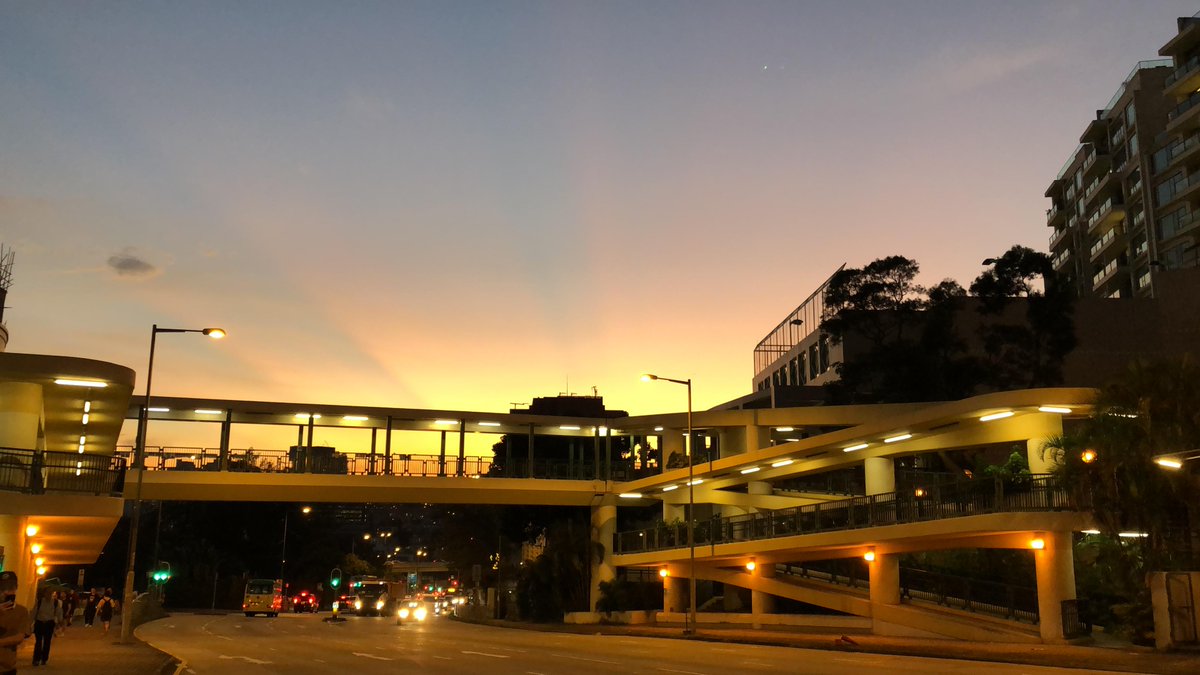 As the golden autumn sun sets before us, casting its glow over the campus behind, we are reminded that the Mid-Autumn Festival is a special time to reunite with family and those who matter most. Wishing all our alumni a happy and harmonious Mid-Autumn Festival! 🌕✨