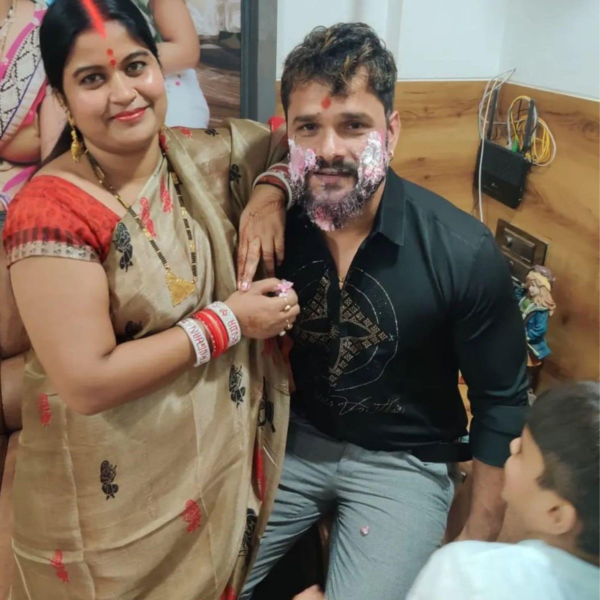 Super Star <a href="/khesariLY/">Khesari Lal Yadav (खेसारी)</a> पर भी लड़कियां मरती हैँ,
खेसारी के लिए वो कुछ भी कर सकती हैँ,
खेसारीलाल भी फ्लर्ट करते ही होंगे,

लेकिन खेसारीलाल अपने परिवार पर जान छिड़कते हैँ,
पत्नी को रानी बनाकर रखते हैँ,
दुनिया की खुशियां उसकी झोली में डालकर रखी हैं,
और अब तो विधायक भी बनाने जा रहे हैँ