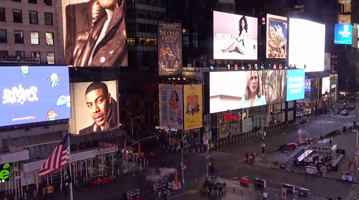 nuk3b0y's tweet photo. RT @pumpsmoji: Hey Mom, look – I’m on Times Square. https://t.co/ei2WxJ3HPq