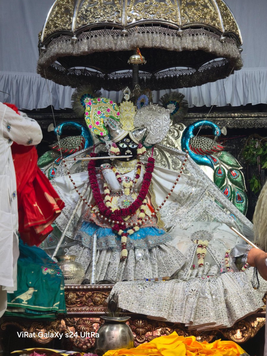 शरद चांदनी मुकुट धरावे
 मुरलीधर के दर्शन पावे!

 वृंदावन धाम से ठाकुर श्रीबांके बिहारीजी के आज के दिव्य दर्शन। जय जय श्री राधे 🙏❤️🧿