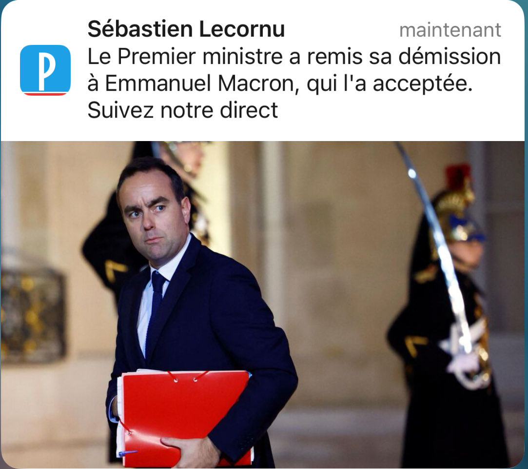 N_Hervieu's tweet image. Record battu.

Des ministres nommés officiellement *hier soir* deviennent donc dès le lendemain matin ministres... démissionnaires.

Et ce, avant même toute forme de passation de pouvoir.