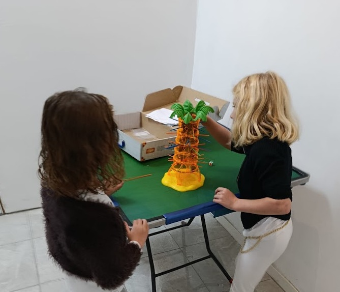 LudoVerde_'s tweet photo. ¡Ayer tocó domingo de juegos en familia en el club!
#Dioses @smarttrollgames
#MonosLocos @Mattel
#Set @DevirIberia https://t.co/Tvy8WqViTi