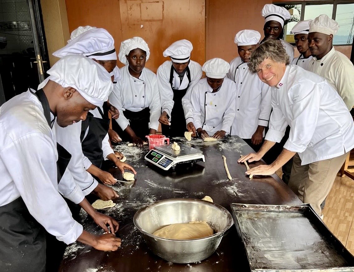 Dankbarer Einsatz. Der BäckerInnen-Workshop in Ruanda in der Hotel Berufsschule des Vereins Sangira - Friends of Rwanda  von Jackie Helfenberger - der dank Spenden aus der Schweiz junge Menschen ausbilden kann - die so eine Chance auf eine Anstellung und eine Zukunft bekommen.