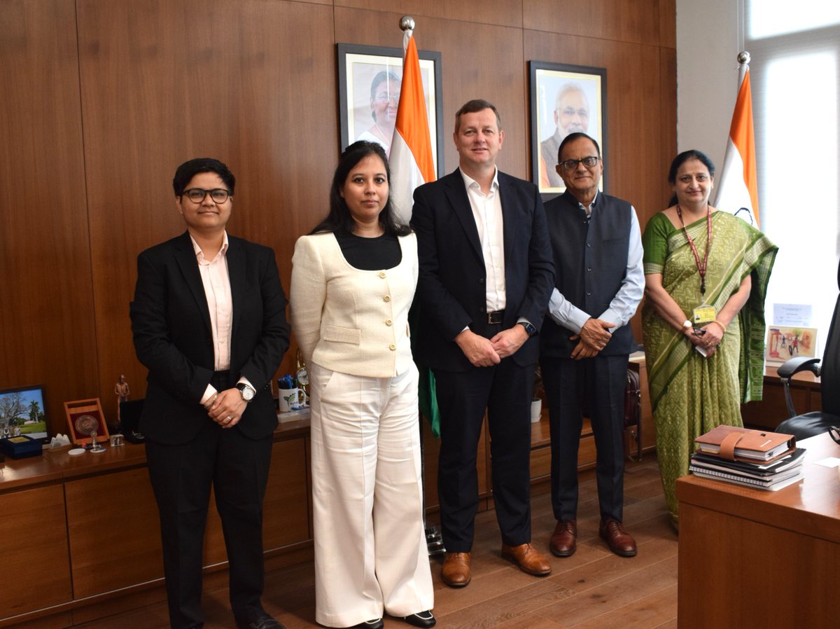 PrinSciAdvOff's tweet photo. Prof. Richard Wells, Deputy Vice-Chancellor (International), @covcampus, UK, called on Prof. @AjaySoodIISc, Principal Scientific Adviser to the Government of India and Scientific Secretary, Dr. Parvinder Maini. 

He outlined Coventry University Group's global presence, research strengths, and ongoing initiatives in India, while proposing to explore potential collaboration with the Office of @PrinSciAdvGoI in science, innovation, and education.