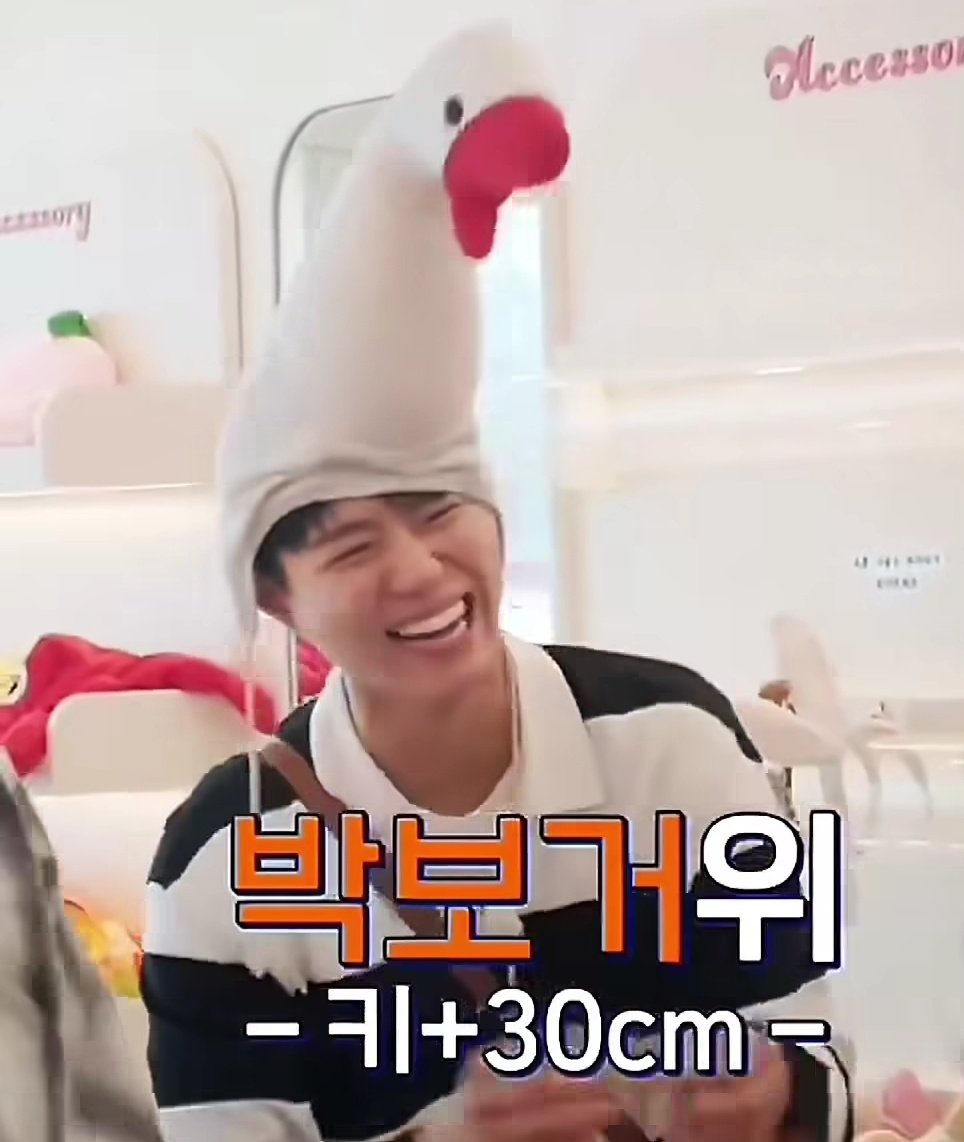 _bogumsgf's tweet photo. just drop by to say that i really think bogum is eunbin's male version and eunbin is bogum's female version 😭 look at them being adorbs!! give them to me now in a drama, it's been years 🥺 https://t.co/m0CxaAuWqA