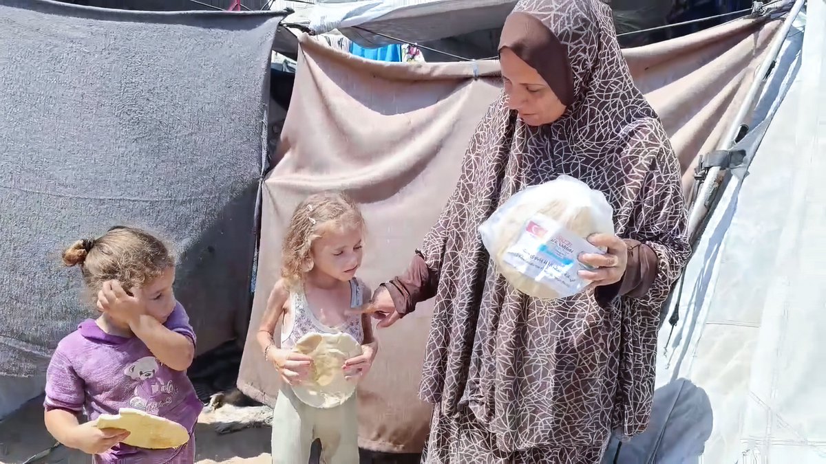 Gazze’de zorluklar içinde yaşayan kardeşlerimizin yanında olmayı sürdürüyor, yürüttüğümüz yardım faaliyetleriyle de destek olmaya devam ediyoruz.