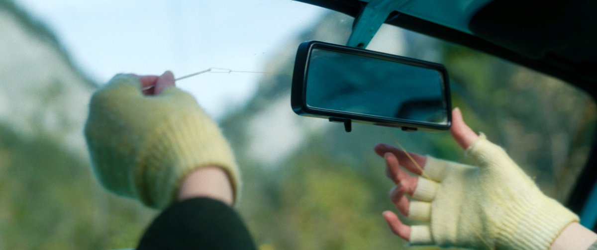 Sarnathhall's tweet image. 友達も恋人もいない裁縫店のお針子がスイスの山道で両者相打ちになった直後の麻薬取引現場に遭遇して「大金横取り」「通報」「見て見ぬふり」の３択になるけど、選んだルートで必ず予想外の災難が発生して「手持ちの針と糸だけでピンチを乗り切る」ことになる映画を上映します。超絶おもしろいです。