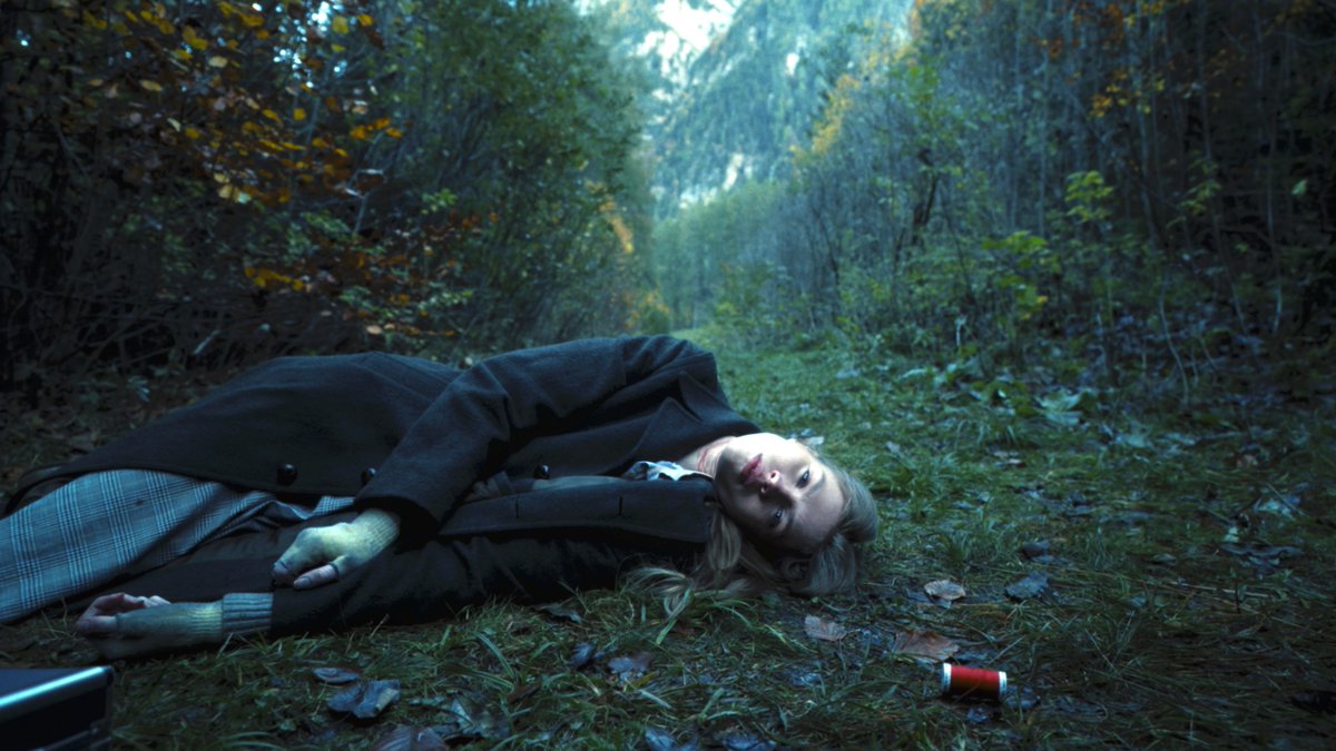 Sarnathhall's tweet image. 友達も恋人もいない裁縫店のお針子がスイスの山道で両者相打ちになった直後の麻薬取引現場に遭遇して「大金横取り」「通報」「見て見ぬふり」の３択になるけど、選んだルートで必ず予想外の災難が発生して「手持ちの針と糸だけでピンチを乗り切る」ことになる映画を上映します。超絶おもしろいです。