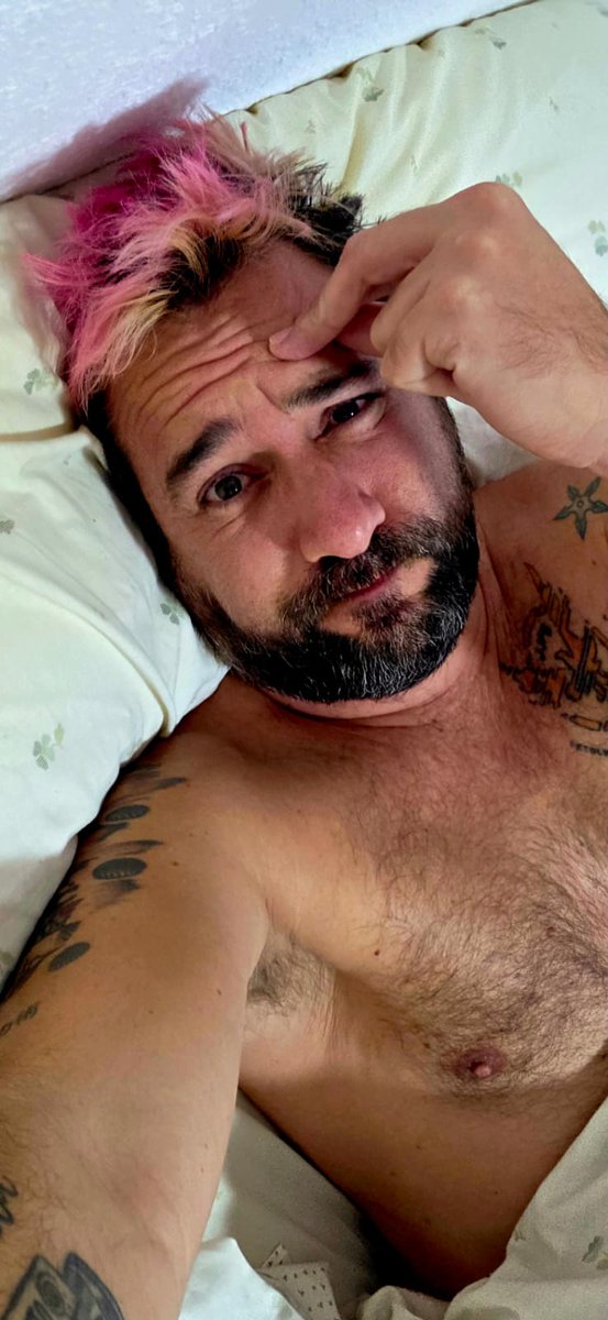 unpeto's tweet photo. Ducha mañanera para activarnos. ¡Buenos días, Fierecillas 🦊🐺🐺! A por el día con súper energía. ¿Quién más se ha levantado ya? #unpeto #gaymer #SuperDía #Activado #MorningVibes https://t.co/V0HK1SD0Kd