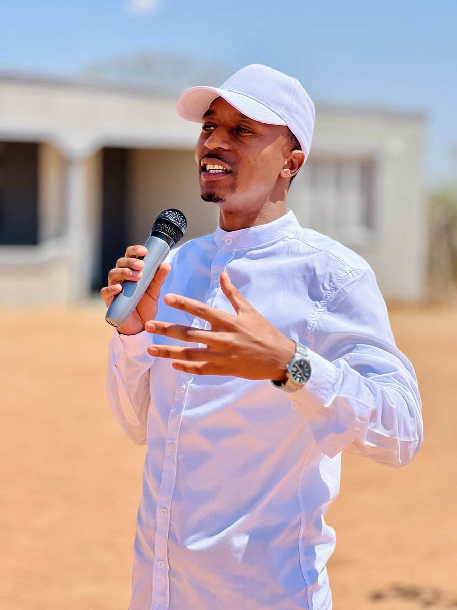 ChikomoPrazen's tweet image. Dear @Cde_Ostallos, history will remember you as one of the few young men who did the most revolutionary thing, to be involved. If it doesn’t, I will personally inscribe your name in that chapter. Africa bleeds with youths fluent in political theory yet absent in the field of…