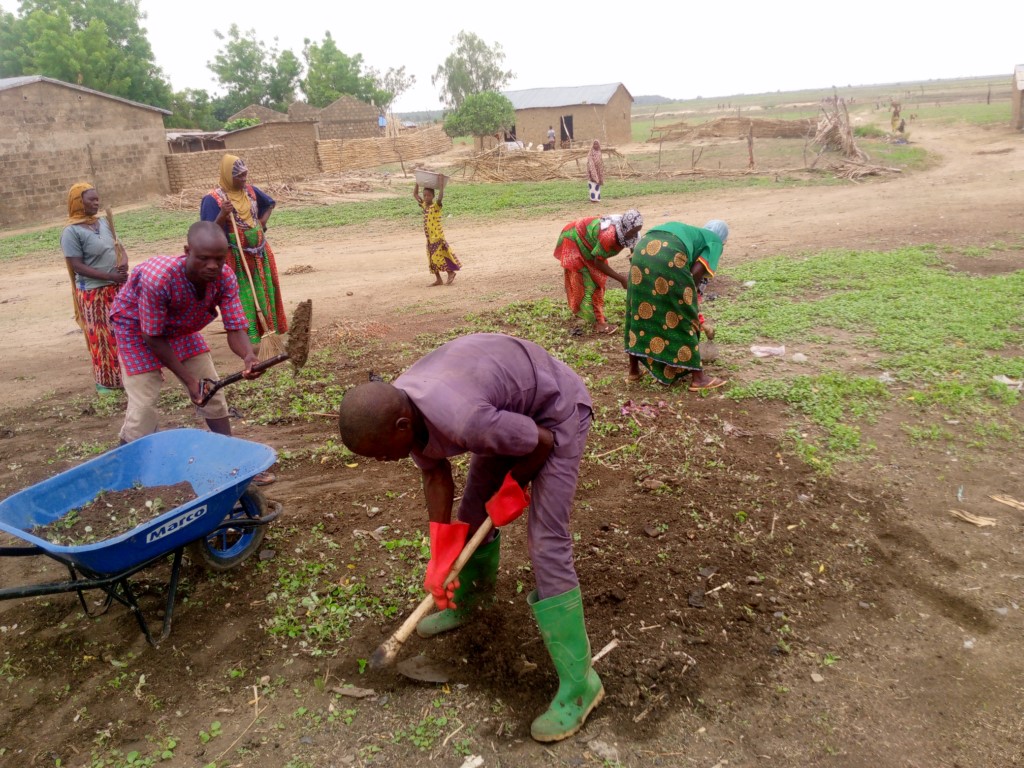 PNUDBenin's tweet image. Dans le cadre du projet transfrontalier #PEV Benin-Niger, près de 300 bénéficiaires (156🚺) ont été appuyés à Kandi, Malanville &amp;amp; Karimama à travers des activités à haute intensité de main-d’œuvre &amp;amp; des activités génératrices de revenus financées via l’approche 3x6. 

#ODD16