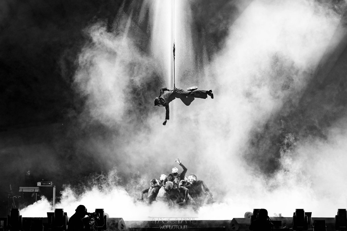 ตอกย้ำพลังความเป็นซูเปอร์สตาร์ “แจ็คสัน หวัง”เปิดฉากเวิลด์ทัวร์ MAGICMAN 2 โชว์เดือด โปรดักชันสุดอลังการระดับโลก 🔥❤️‍🔥👑

🔴คอนเสิร์ตครั้งนี้ถือว่าเป็นการกลับมาจัดเวิลด์ทัวร์อีกครั้งของแจ็คสันในรอบกว่า 1 ปีครึ่ง เจ้าของฉายา “Magic Man”